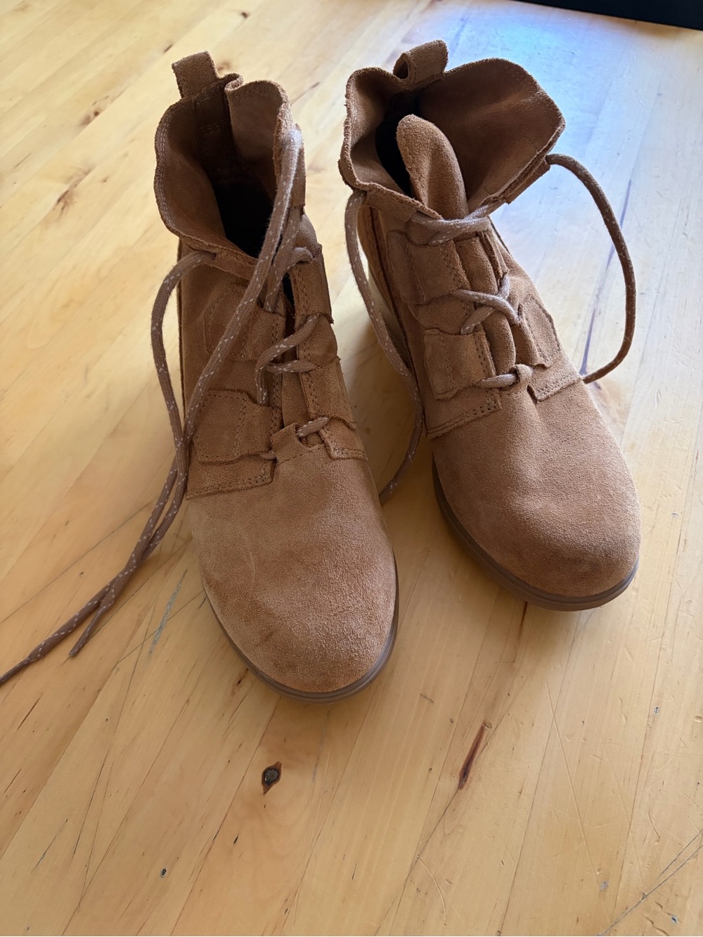 Sorel Women's Tan Suede Lace-Up Ankle Boots